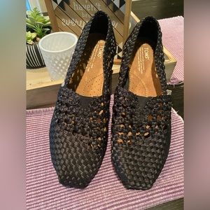 Toms size 10 like new black woven